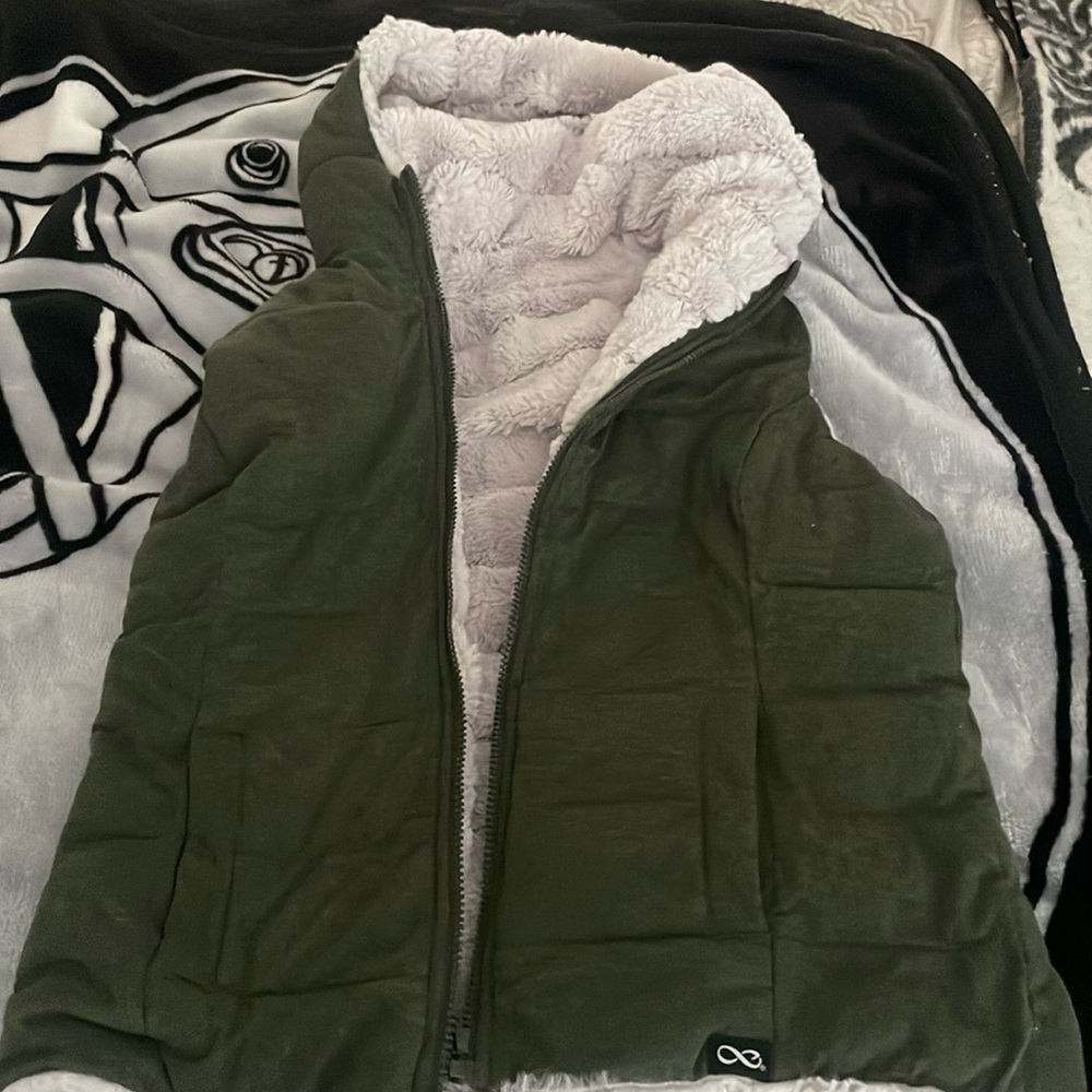 Size small reversible vest. Fluffy and soft to keep you warm!
